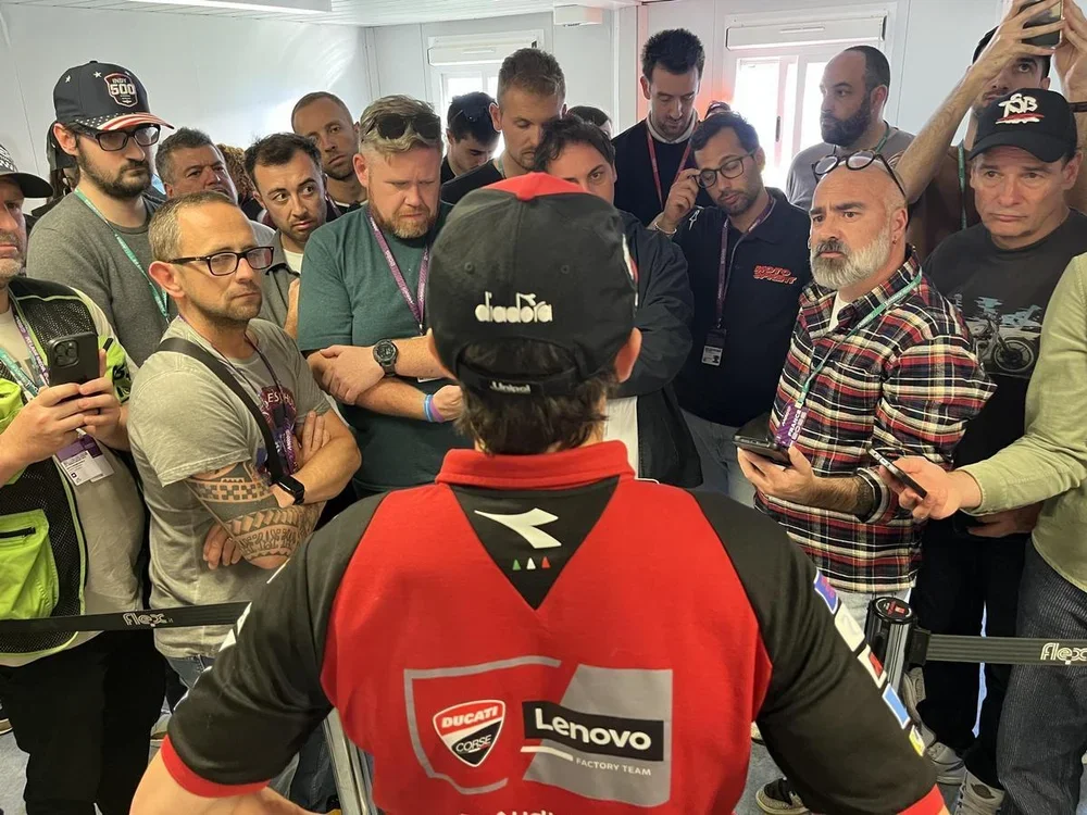 Marc Márquez (Ducati) atiende, hoy, a la prensa tras un mal entrenamiento en Le Mans.