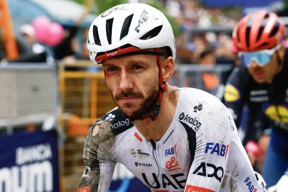 Adam Yates with rips in his jersey